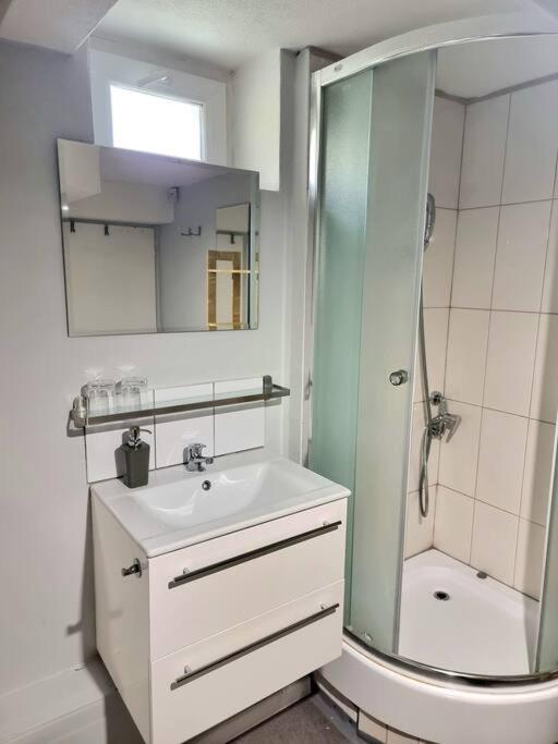 Simple Apartment Near Hockey & Football Arena Братислава Экстерьер фото